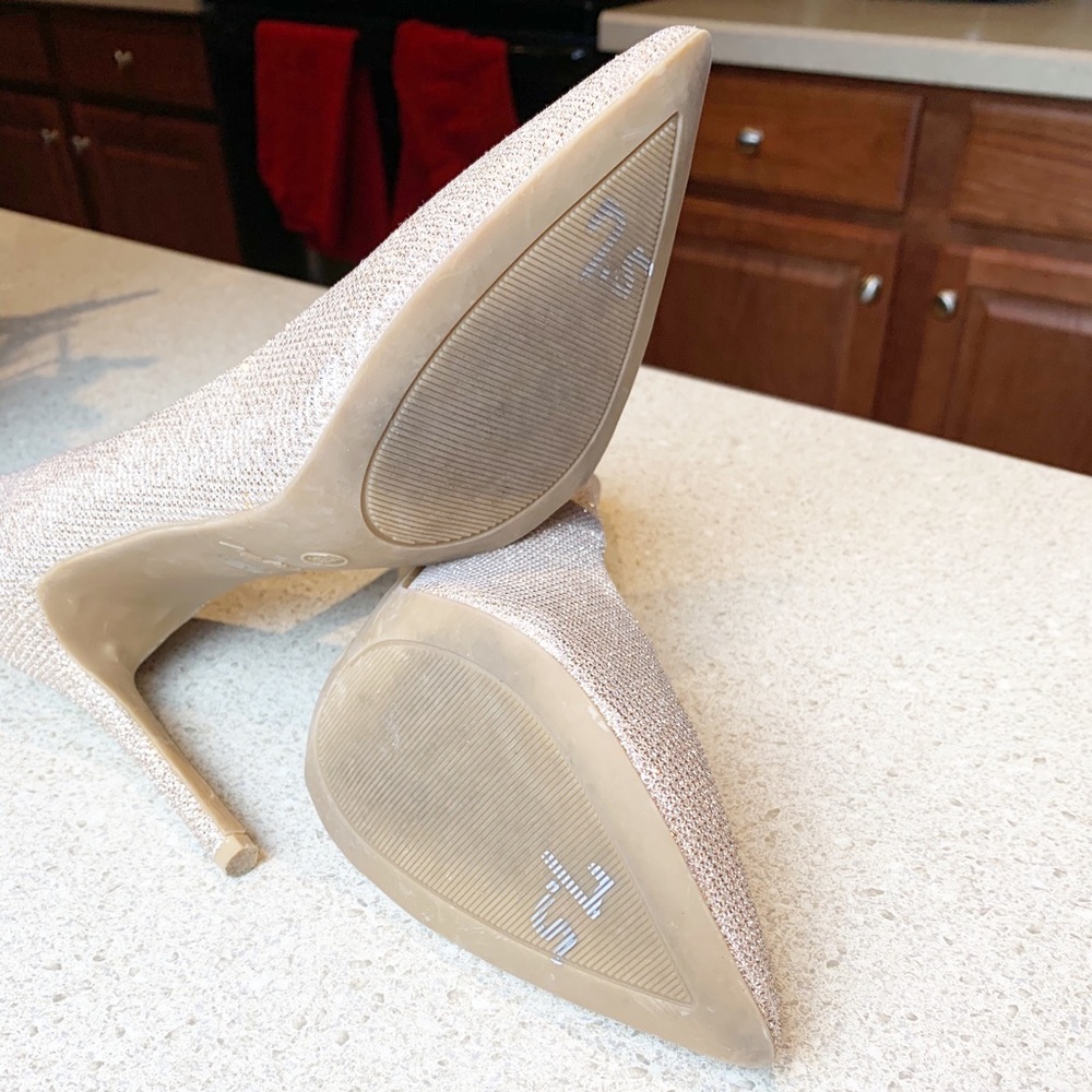 Gold heels size 7.5 - Picture 3 of 3